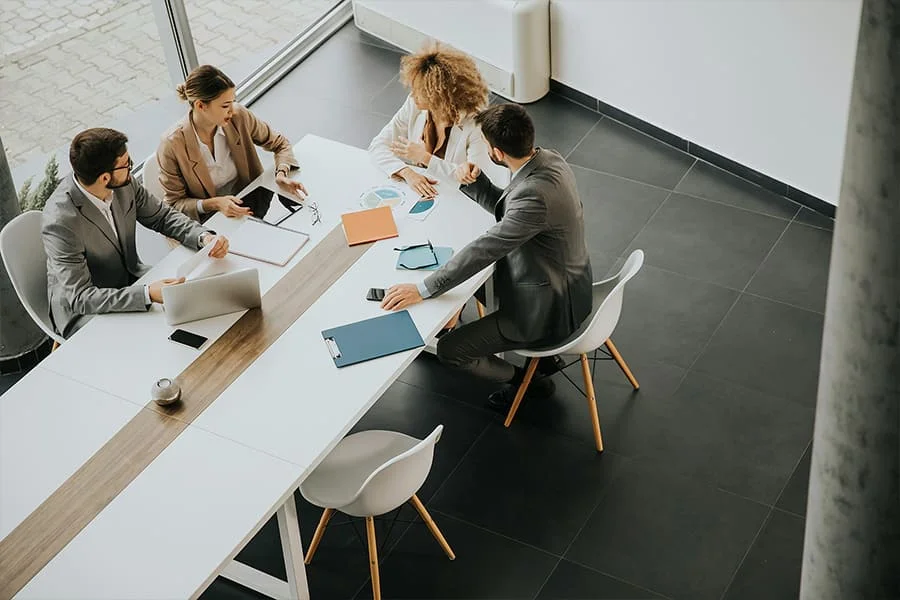 Equipe da Efetive em reunião de consultoria